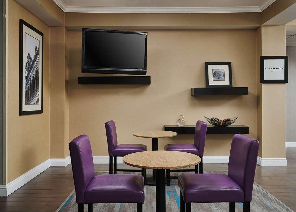 Hampton Inn Covington Va Interior photo