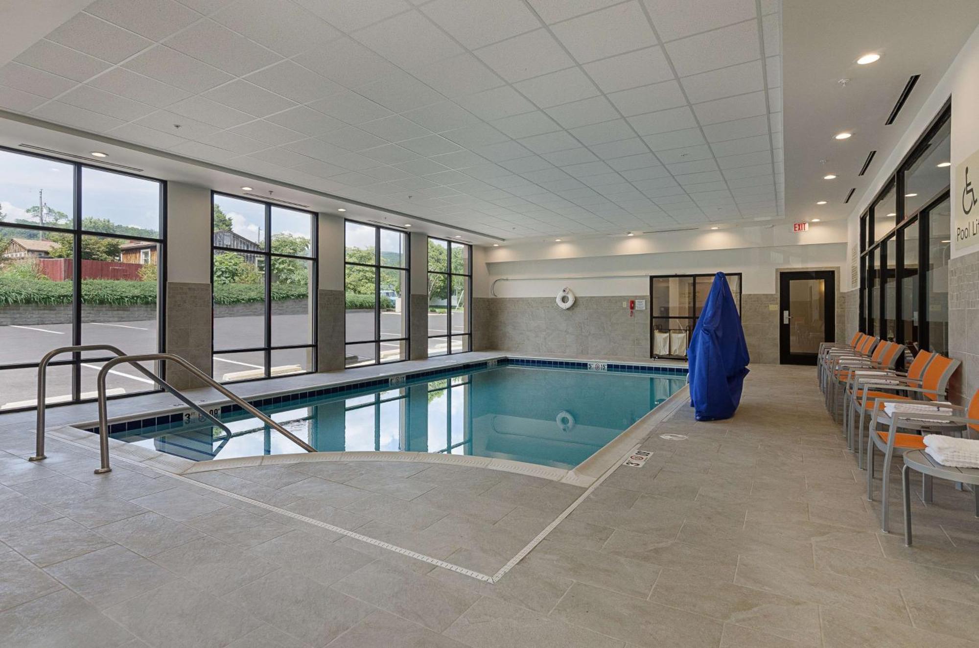 Hampton Inn Covington Va Exterior photo