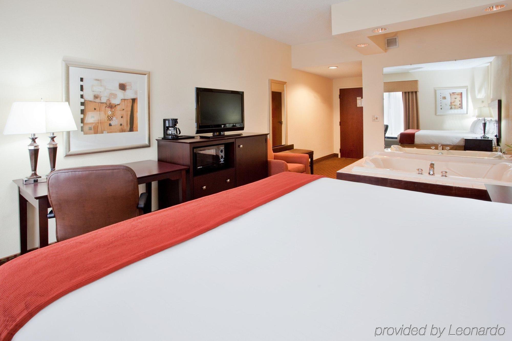 Hampton Inn Covington Va Room photo